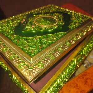 Elegant Green and Gold Jewelry Organizer